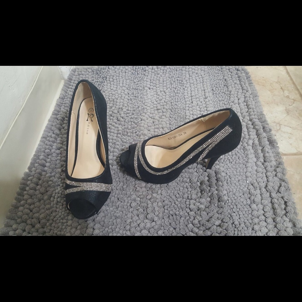 Toe heels